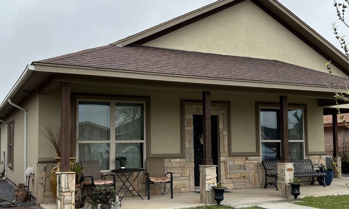 Brownsville Casa | 3 bedrooms 2 1/2 bathrooms sleep 7 people