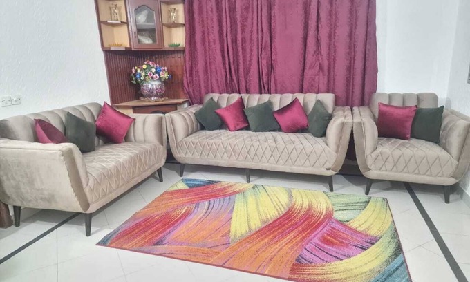 Township Apartamento | 3 Bedrooms, 2 Baths Entire Unit Private Garage LHR