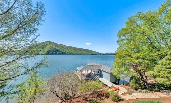 Huddleston Casa | 3 Bedrooms, 2 Flex Rooms, 4½ Bathrooms! Beautiful lakefront home with wide water and mountain view