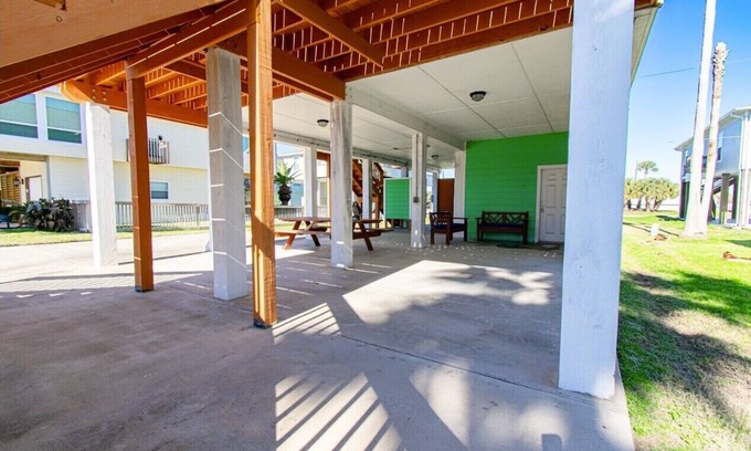 Pirates Beach Casa | 3 blocks from beach! Family size, great view. Only minutes from grocery shops.