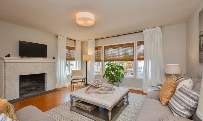 Alameda Casa | 3 blocks from the beach! A cozy 2-bedroom house in Alameda with backyard