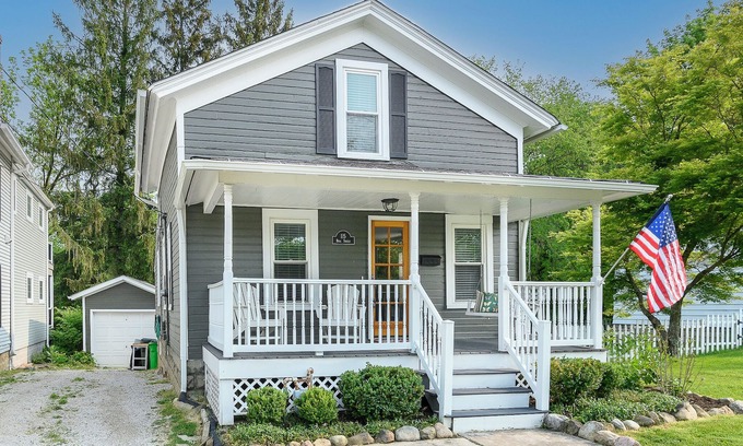Chagrin Falls Casa | 3 blocks from the falls viewing area in the heart of downtown Chagrin Falls!