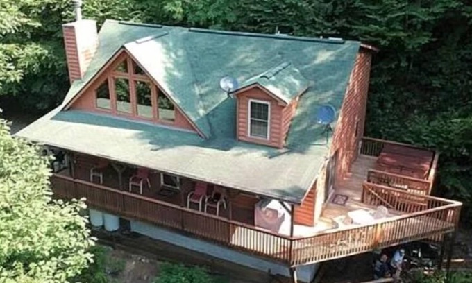 Maggie Valley Cabina | 3 BR 2 1/2 BA Log Home with Creekside View, Hot Tub, Game Room & Fire Pit!