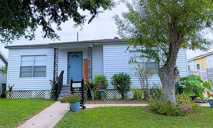 Mitte Cultural District Cabaña | 3 BR 2 BA 4 bed Charming Home in Downtown Brownsville, near Zoo