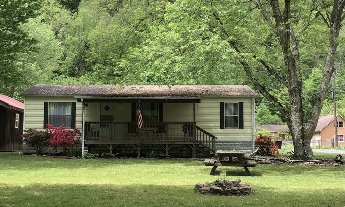 Bellepoint Casa | 3 BR 2 Bath house in Hinton, WV inside the New River Gorge National Park.