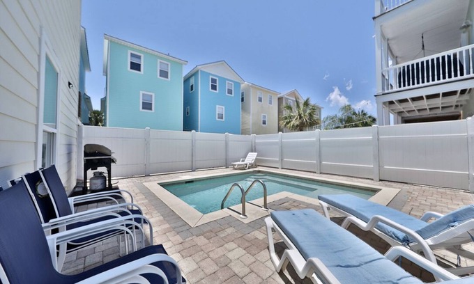Biltmore Beach Casa | 3 BR 3.5 BA + BUNK ROOM HOUSE PET FRIENDLY! ! 1/2 Block off the Beach