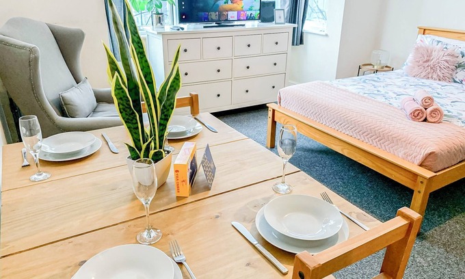 Golders Green Apartamento | 3-BR apartment Near Hampstead Heath w/Free Parking & Private Garden in Londonn