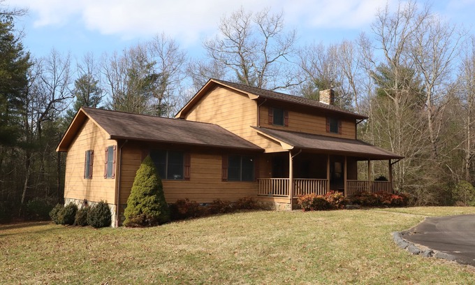 Glade Valley Casa | 3 BR Glade Valley Home cerca de los campos de golf y Blue Ridge Parkway.