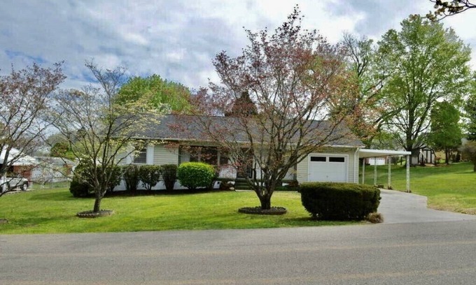 Greenway Casa | 3 BR*NEAR DOWNTOWN*FENCED YARD*PET FRIENDLY*