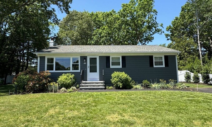 Narragansett Casa | 3 BR ranch in Mettatuxet on large, private lot with bocce court & outdoor shower