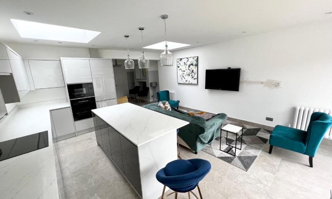 West Hendon Casa | 3 Cosy Homes Walking Distance to Mall with Parking Available to Book Separately 3 Bed House Or 1 Bed Apartment Or Studio