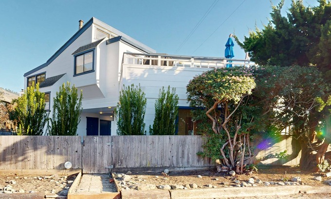 Stinson Beach Casa | 3-Cottage Beach Retreat w/ Hot Tub, Fire Pit & Views - 40' to Ocean
