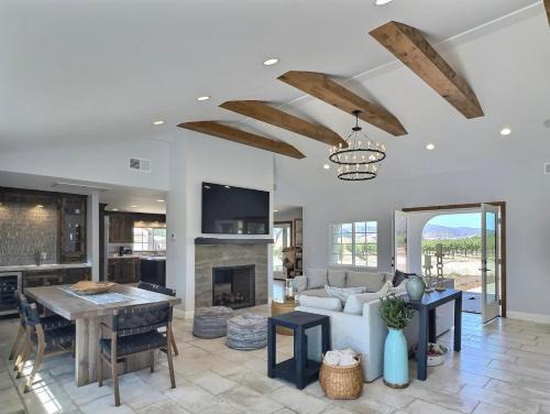 San Luis Obispo Casa | 3 Dogs Whine