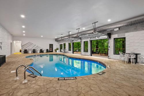 Caton Casa | 3 Firefly Mountain Suites by AvantStay 18 Guests Heated Pool Firepits Arcade Playground
