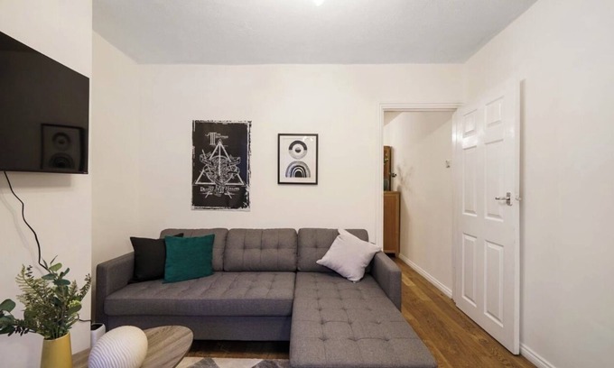 Watford Casa | 3 Floors 3 bedroom home Watford