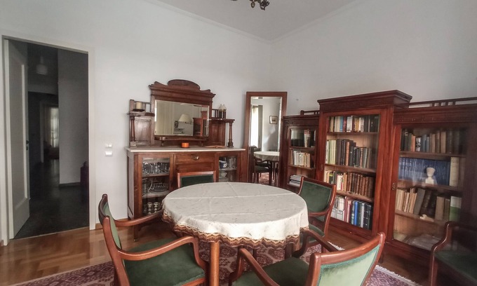 Athens City Centre Apartamento | 3-Generations Athenian home at the foot of the Acropolis hill in Athen"s center