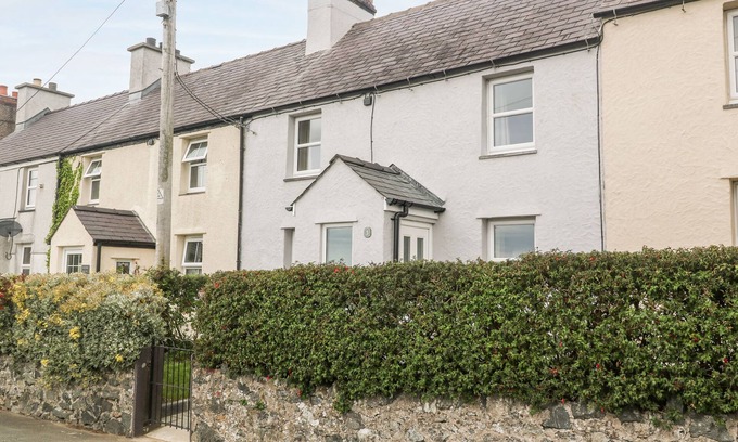 Llangaffo Cabaña | 3 GREEN TERRACE, family friendly, with open fire in Newborough