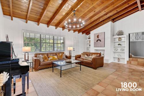 Little Havana Casa | 3 Home 12 bedroom compound with Pool and BBQ sleeps 24
