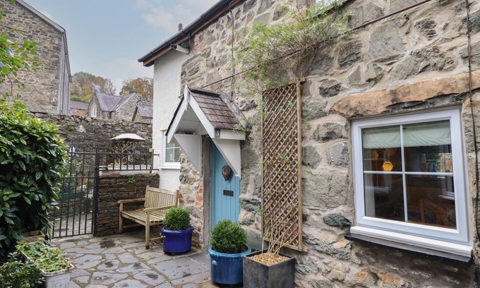 Dolgellau Casa | 3 IVY COURT, pet friendly, character holiday cottage in Dolgellau