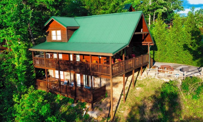 Black Bear Falls Cabina | ¡BEARY AWESOME, MAYO 14-17 ($ 396 ALQUILER) MAYO 19-22- ($ 486 ALQUILER)! Las mejores vistas de BBF