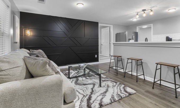 Kansas City Casa | 3 King Beds, TV's in Every Bedroom, Pet Friendly KSKAED4904
