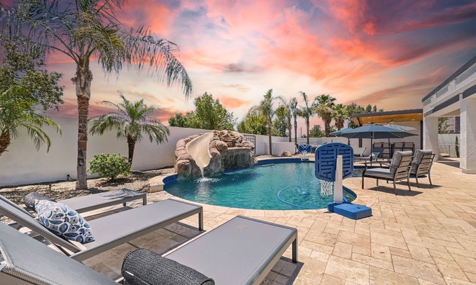 Queenland Manor Casa | 3 King Rooms, Sleeps 12 Heated Pool, Waterslide Paradise!