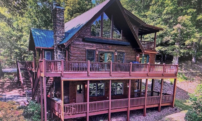 Young Harris Cabina | 3 KINGS! Long Range Views, Hot Tub, Fire Pit, Pool Table - 1 mile off HWY 76