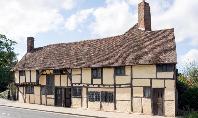 City Centre Casa | 3 MASONS COURT The Oldest House in Stratford Upon Avon, Warwickshire.