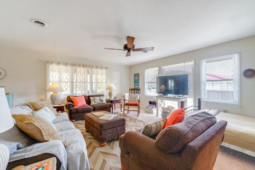 Hampstead Casa | 3 Mi to Beach Home with Fire Pit in Hampstead!