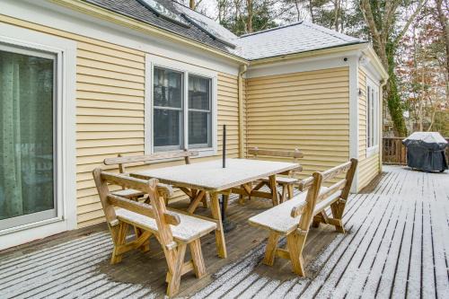 Cotuit Casa | 3 Mi to Beaches and Golfing Family Gem in Cotuit