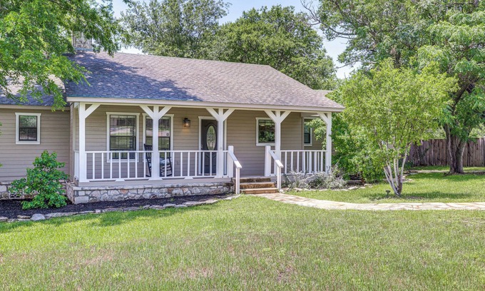 Boerne Casa | 3 Mi to Boerne Lake: Getaway w/ Deck & Yard!