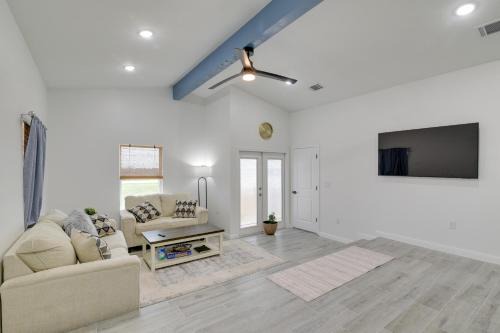 Galveston Apartamento | 3 Mi to Bolivar Beach Quiet Condo with Balcony
