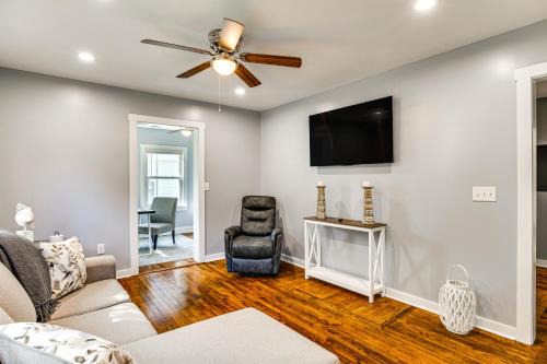Jacksonville Casa | 3 Mi to Camp Lejeune Home with Fire Pit and Grill!