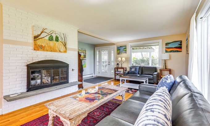 Marshfield Hills Casa | 3 Mi to Cape Cod Bay: Marshfield Home w/ Balcony!