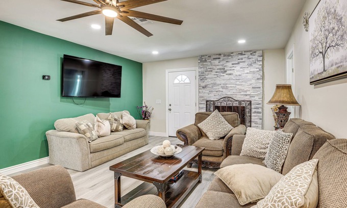 Phoenix Casa | 3 Mi to Desert Diamond Arena: Peoria Home w/Yard!