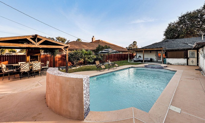 McAllen Casa | 3 Mi to Downtown McAllen: Quiet Home w/ Pool