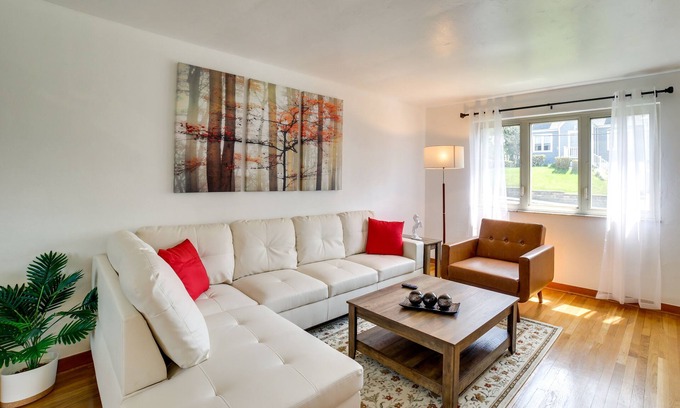 Pittsburgh Casa | 3 Mi to Downtown: Pittsburgh Home w/ Balcony!