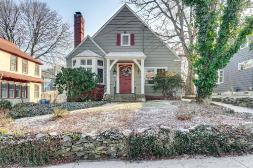 West New Haven Casa | 3 Mi to Dtwn Gem with Patio and Fire Pit in New Haven