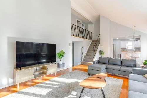 Newark Casa | 3 Mi to Dtwn Home with Yard in Newark