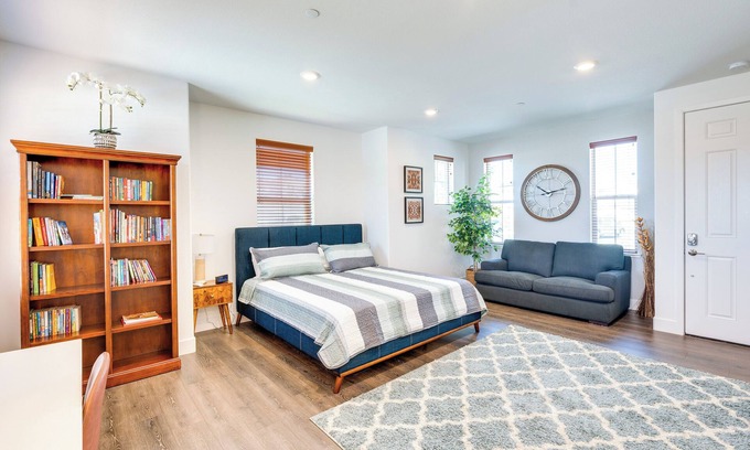 Roseville Apartamento | 3 Mi to Golf & Shopping: Cozy Roseville Studio