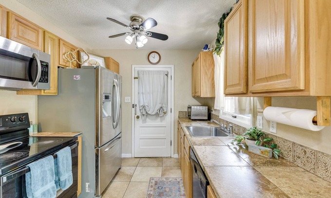 Fort Walton Beach Cabaña | < 3 Mi to Gulf: Family-friendly Retreat w/ Yard!