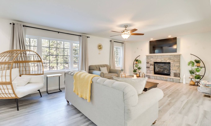 Pocono Summit Casa | 3 Mi to Kalahari: Pocono Summit Home w/ Pool Table