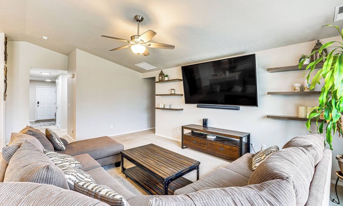 Caldwell Casa | 3 Mi to Lake Lowell: Caldwell Home w/ Yard & Grill