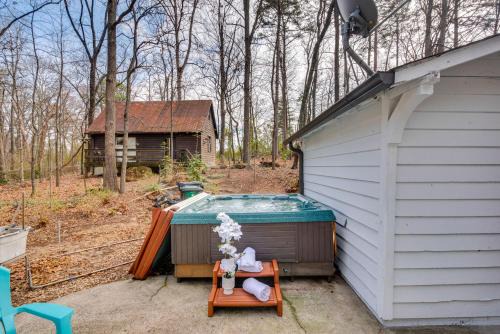 Marietta Casa | 3 Mi to Marietta Square Hot Tub Haven with 2 Patios