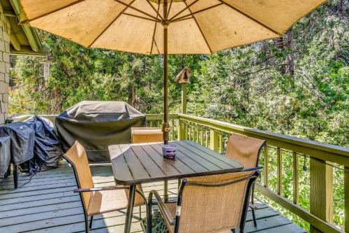 Sierra Cedars Casa | 3 Mi to Shaver Lake Cozy Bears Hideaway Cabin!