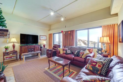 Sugar Mountain Apartamento | 3 Mi to Sugar Mtn Slopes! Condo with Hot Tub and Pool