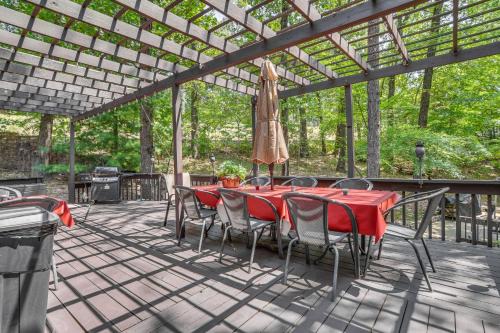 Kimberling City Casa | 3 Mi to Table Rock Lake Cabin with Fire Pit!