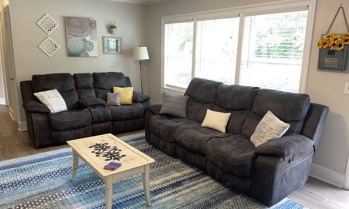 Hampstead Casa | 3 mi to Topsail Island, Large fenced in backyard. Bring your boat!
