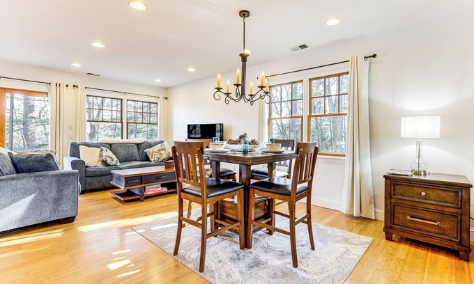 Mansfield Depot Apartamento | < 3 Mi to UConn: Peaceful Home on Pine lake