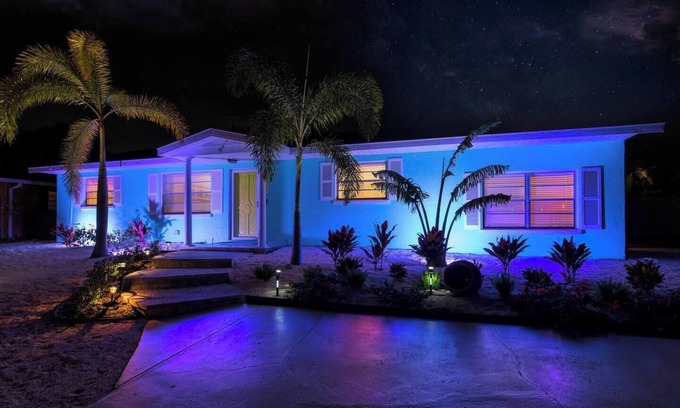Whitney Beach Casa | 3 miles to AMI beach, 3 bed 2 bath, 4 miles to IMG